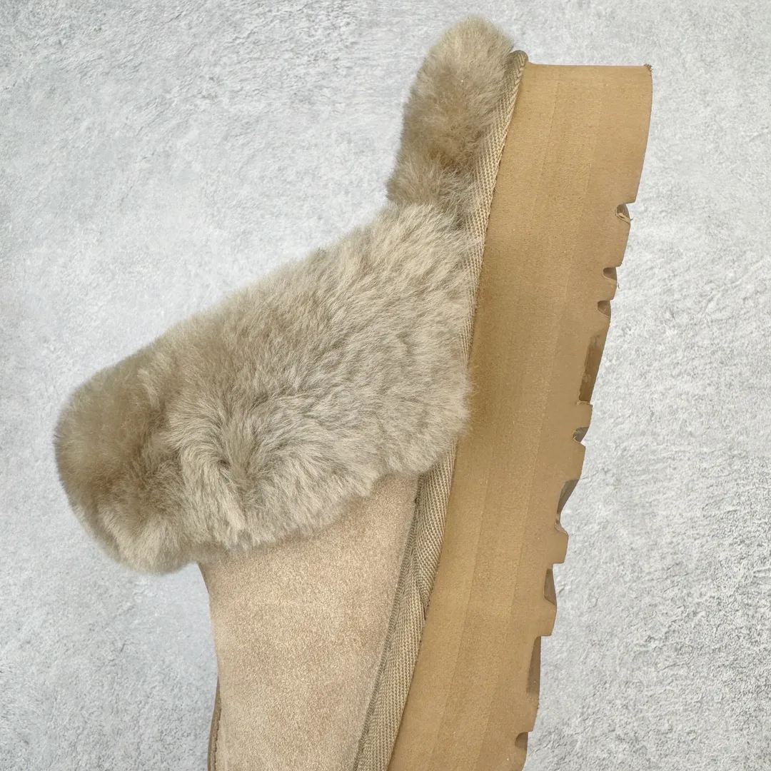 Pick up locally 💰520 UGG 2550 Star thick-soled autumn and winter sheep fur integrated snow boots. All shoes are made from ZP. Longfeng A-grade Australian imported sheep fur integrated brand OEM production line. Fully follow the ZP process. OEM original pattern maker adheres to the principle of no original shoes and no development selection. Pay attention to every detail. The most authentic TREADLITE "light wing" technology outsole on the market. Lightweight/durable/flexible/pile size: 35 36 37 38 39 40 Coding: by2936060